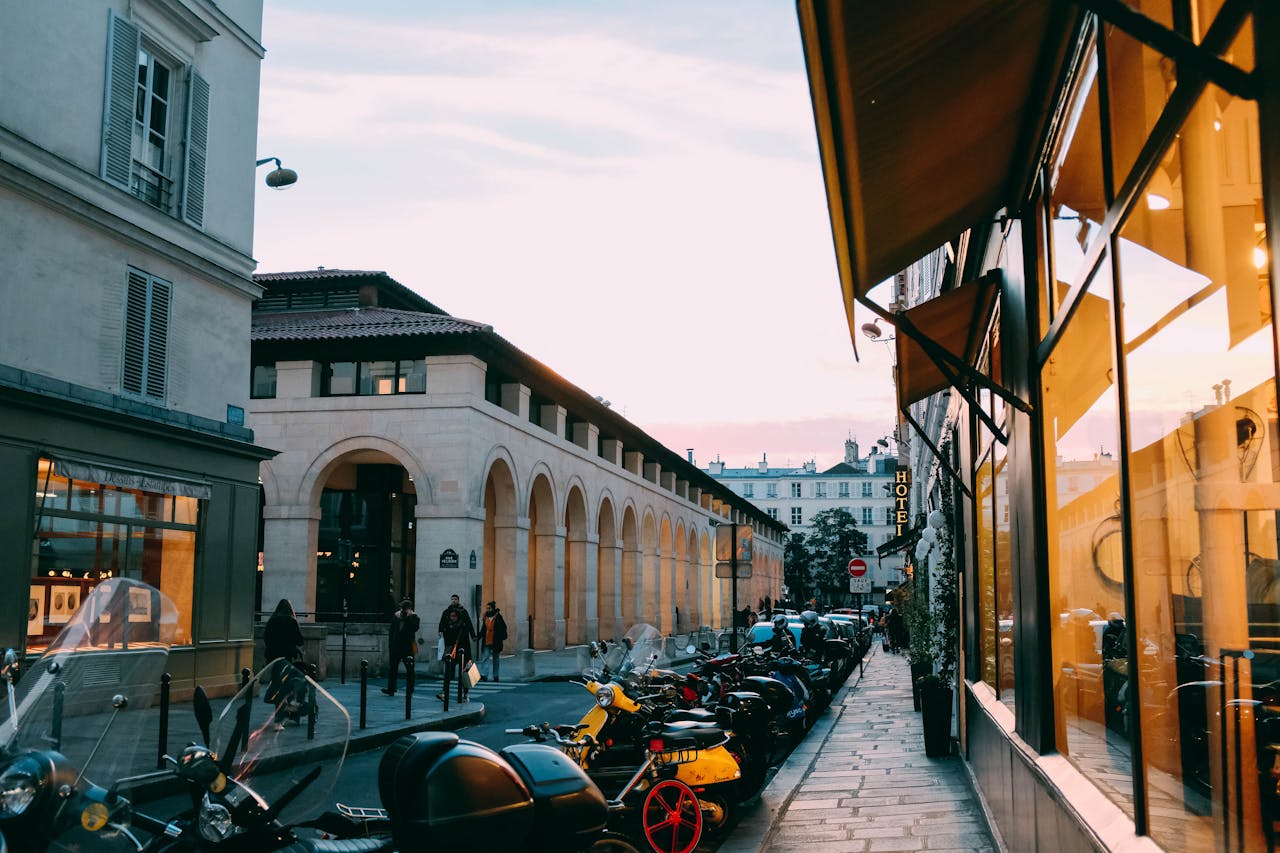 pexels-adrien-olichon-1257089-2387613